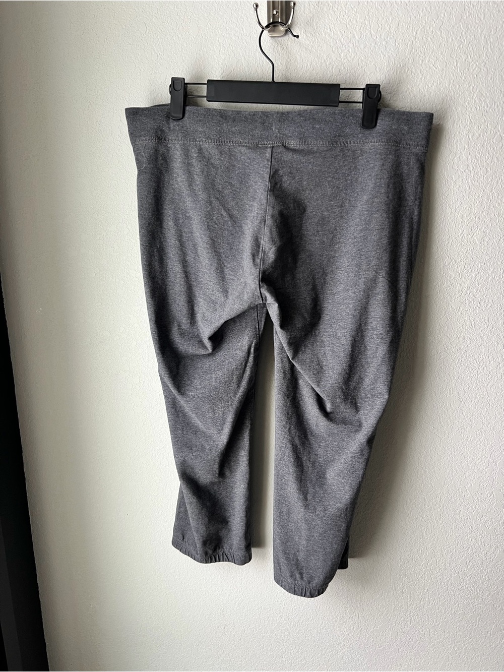 Nike 3/4ths Dark Gray Drawstring Capri Sweatpants - Picture 3 of 10